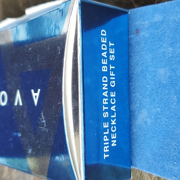 Vintage Avon triple strand beaded necklace and earring set. Still in box - Picture 4 of 4